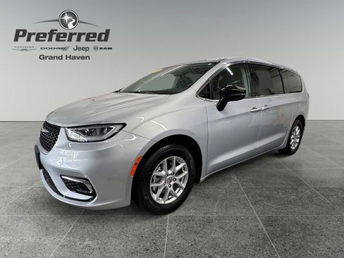 Used 2024 Chrysler Pacifica Touring-L FWD image 3