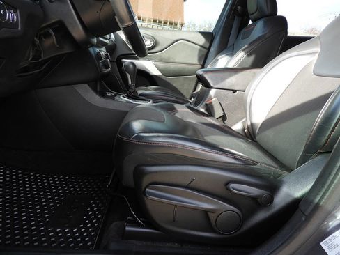 Used 2017 Jeep Cherokee Trailhawk w/ Cold Weather Group image 13