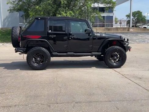 Used 2017 Jeep Wrangler Unlimited Sahara AWD/4WD image 3