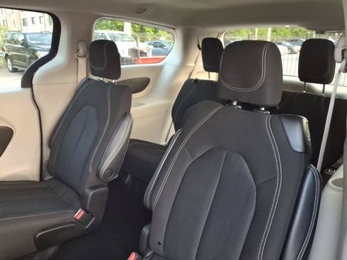 Used 2023 Chrysler Voyager LX FWD image 14