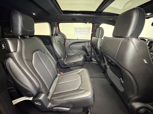 New 2026 Chrysler Pacifica Select AWD/4WD image 10