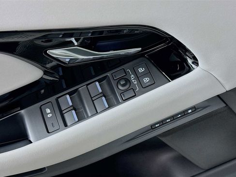 Used 2025 Land Rover Range Rover Evoque S image 18