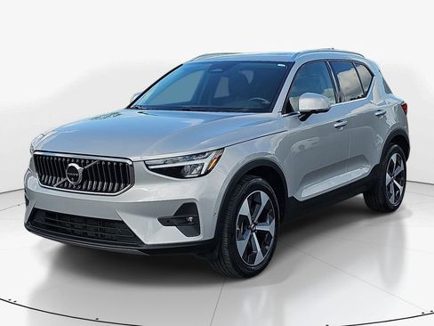 Used 2025 Volvo XC40 B5 Plus AWD/4WD image 11