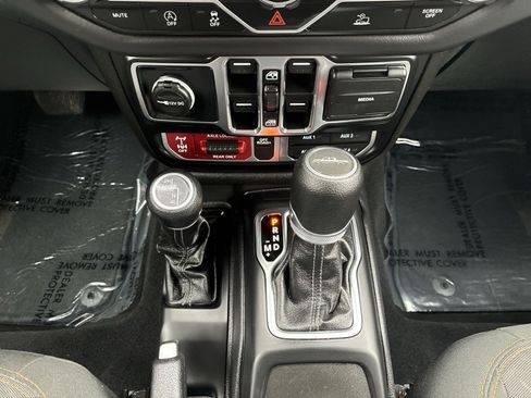 Certified 2025 Jeep Gladiator Mojave w/ Convenience Group AWD/4WD image 34
