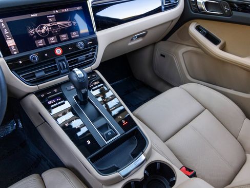 Certified 2025 Porsche Macan image 39