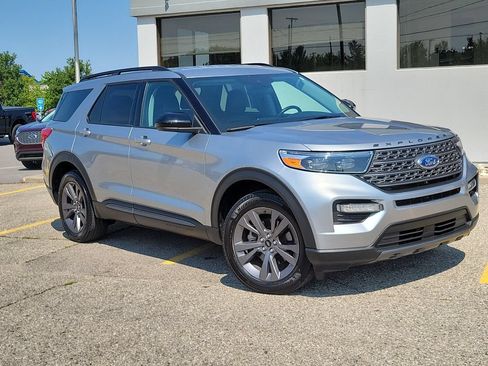 Used 2023 Ford Explorer XLT w/ Equipment Group 202A AWD/4WD image 31