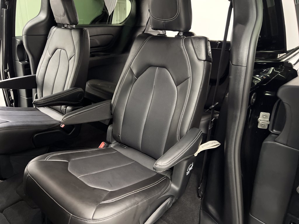 Used 2027 Chrysler Pacifica Select FWD image 16