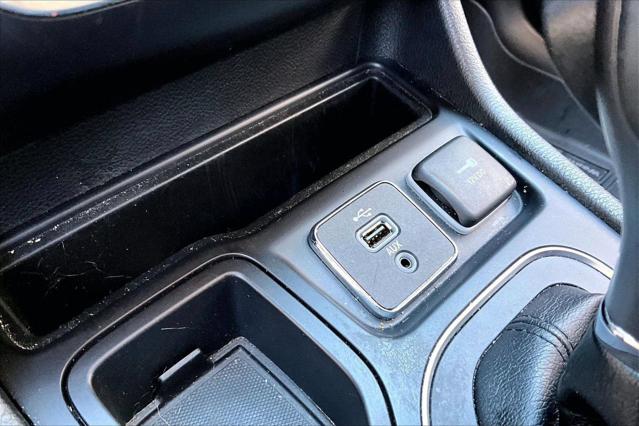 Used 2019 Jeep Cherokee Latitude Plus w/ Comfort/Convenience Group FWD image 26