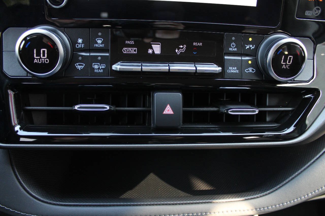 Used 2023 Toyota Highlander L FWD image 13
