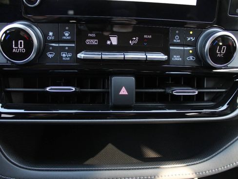 Used 2023 Toyota Highlander L FWD image 13