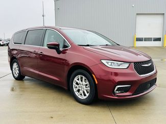 Used 2023 Chrysler Pacifica Touring-L video 2