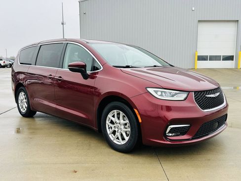 Used 2023 Chrysler Pacifica Touring-L image 2