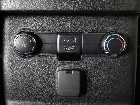 Used 2018 Ford Explorer XLT w/ Equipment Group 202A AWD/4WD image 58
