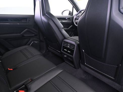 Used 2026 Porsche Cayenne GTS AWD/4WD image 17