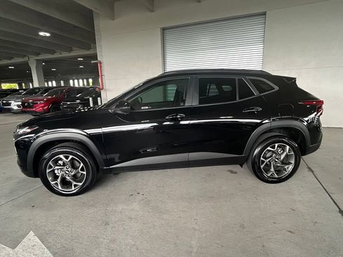 Used 2025 Chevrolet Trax LT w/ Driver Confidence Package FWD image 2