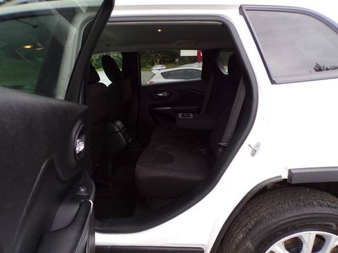 Used 2020 Jeep Cherokee Latitude w/ Cold Weather Group AWD/4WD image 26