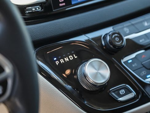 Used 2022 Chrysler Pacifica Touring-L FWD image 21