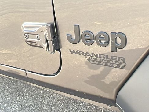 Used 2021 Jeep Wrangler Unlimited Sport image 9