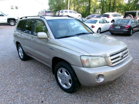 Used 2004 Toyota Highlander 4WD V6 w/ 3rd Row image 10