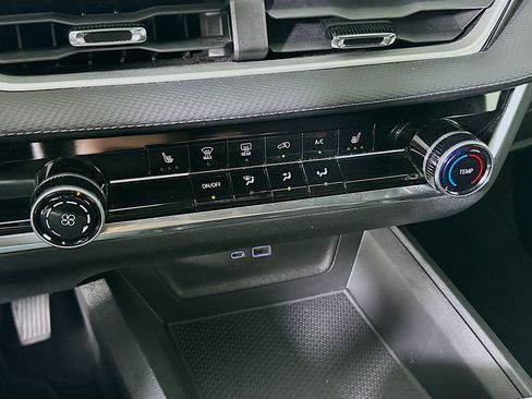 Used 2025 Chevrolet Equinox LT image 25