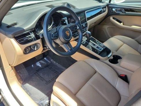 Certified 2025 Porsche Macan AWD/4WD image 4