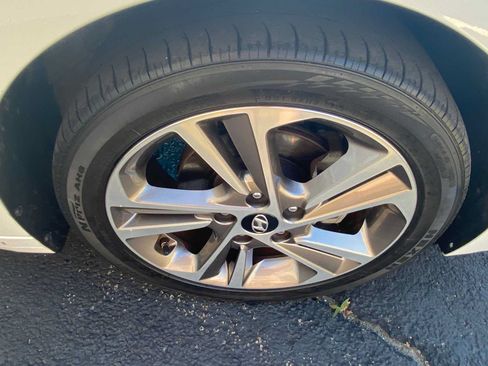 Used 2017 Hyundai Elantra Limited w/ Limited Tech Package 04 FWD image 33