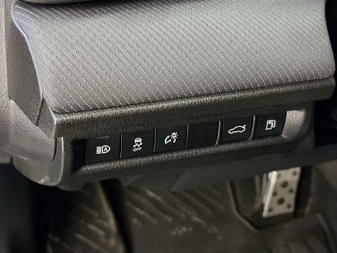 Used 2025 Toyota Camry SE w/ Convenience Package FWD image 17