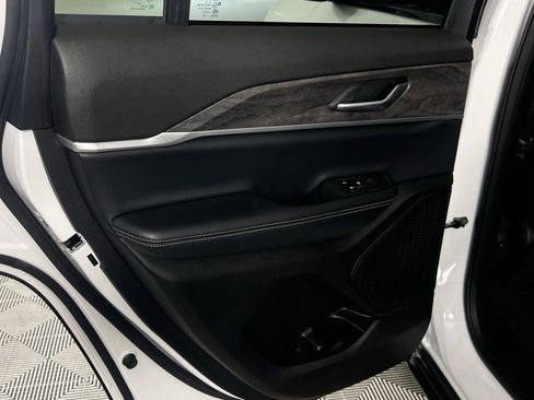 Certified 2024 Jeep Grand Cherokee Limited image 27