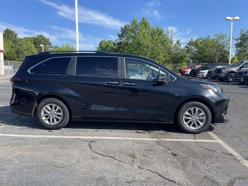 Used 2024 Toyota Sienna XLE image 30