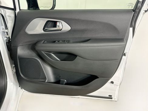Used 2025 Chrysler Pacifica Premium FWD image 34