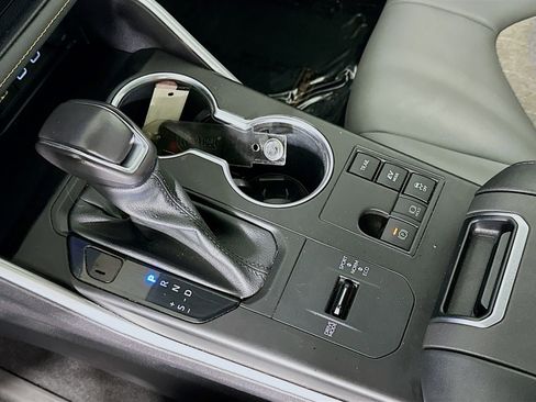 Used 2023 Toyota Highlander Bronze Edition image 17