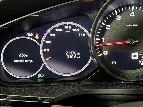 Used 2022 Porsche Cayenne Coupe image 21