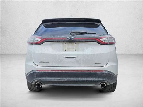 Used 2018 Ford Edge SE image 4