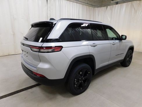 New 2025 Jeep Grand Cherokee Altitude image 17