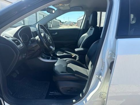 Used 2018 Jeep Compass Latitude w/ Popular Equipment Group AWD/4WD image 3