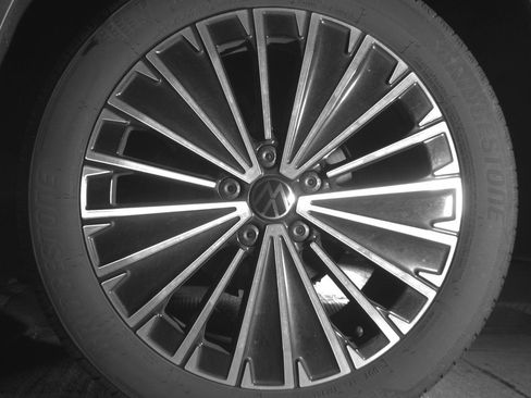 Used 2025 Volkswagen Taos SE image 14