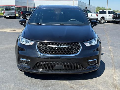 Used 2025 Chrysler Pacifica Select FWD image 3