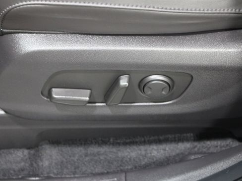 Used 2023 Kia Carnival EX FWD image 5
