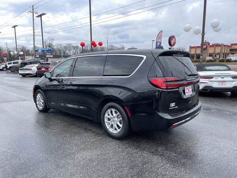 Used 2023 Chrysler Pacifica Touring-L image 6