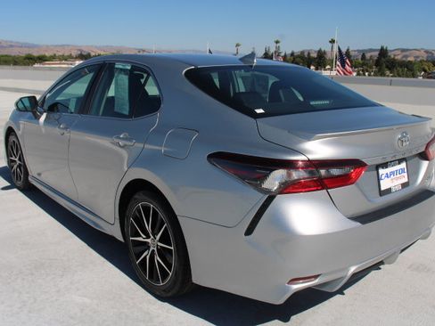 Used 2023 Toyota Camry SE FWD image 5