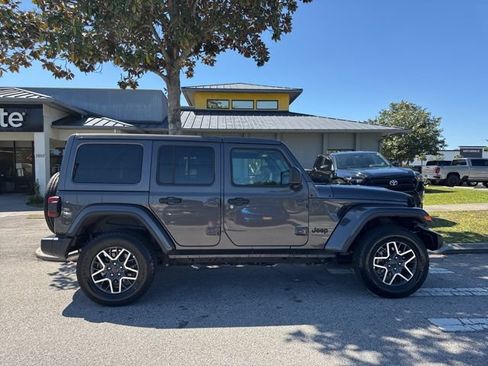 Used 2025 Jeep Wrangler Unlimited Sahara AWD/4WD image 8
