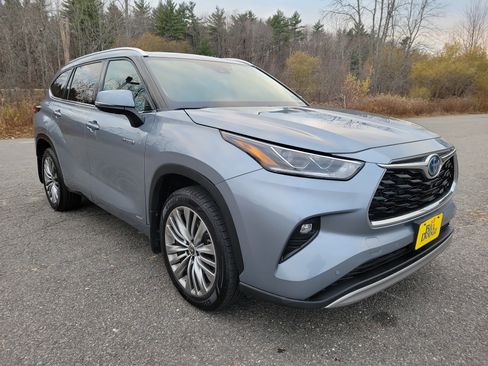 Used 2021 Toyota Highlander Platinum image 3