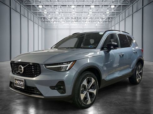 Used 2023 Volvo XC40 B5 Plus w/ Climate Package AWD/4WD image 1