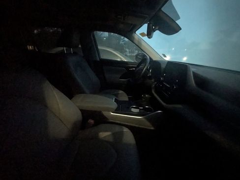 Used 2022 Toyota Highlander XLE image 10