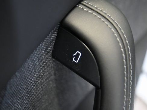 Used 2022 Tesla Model S Base image 32