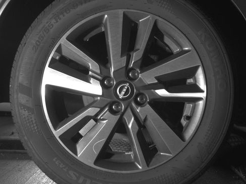 Used 2025 Nissan Versa SV image 14