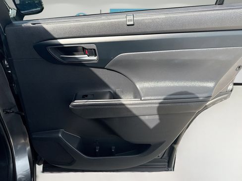 Used 2020 Toyota Highlander XLE image 32