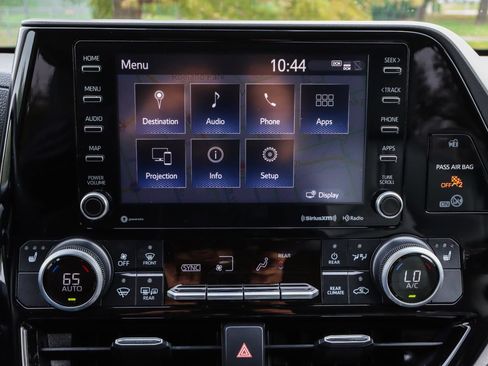 Used 2020 Toyota Highlander XLE image 10