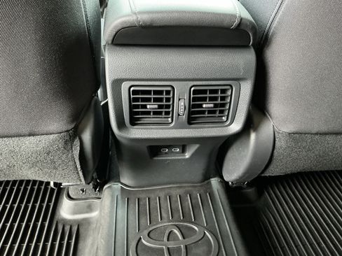 Used 2024 Toyota Venza LE AWD/4WD image 31