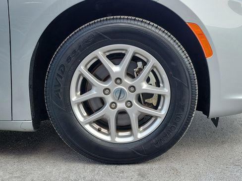 Used 2024 Chrysler Pacifica Touring-L image 5